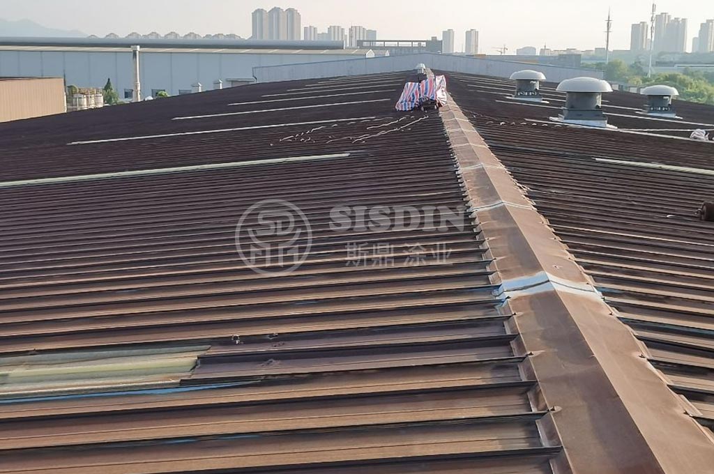 金屬屋面彩鋼瓦翻新防腐前銹蝕非常嚴重